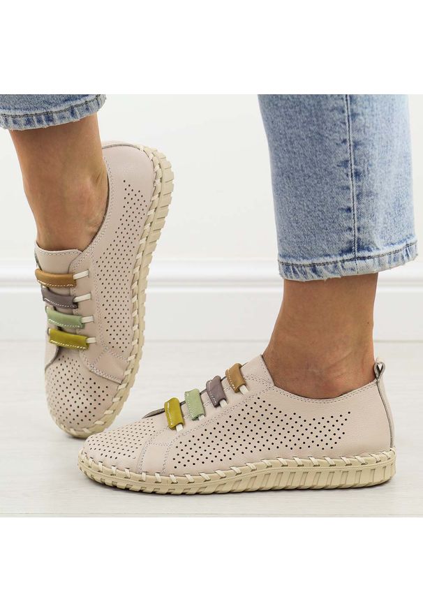 Beżowe skórzane ażurowe półbuty damskie T.Sokolski w26-03. Okazja: na co dzień. Nosek buta: okrągły. Zapięcie: bez zapięcia. Kolor: beżowy. Szerokość cholewki: normalna. Wzór: ażurowy. Materiał: skóra. Sezon: wiosna, lato. Styl: casual, elegancki