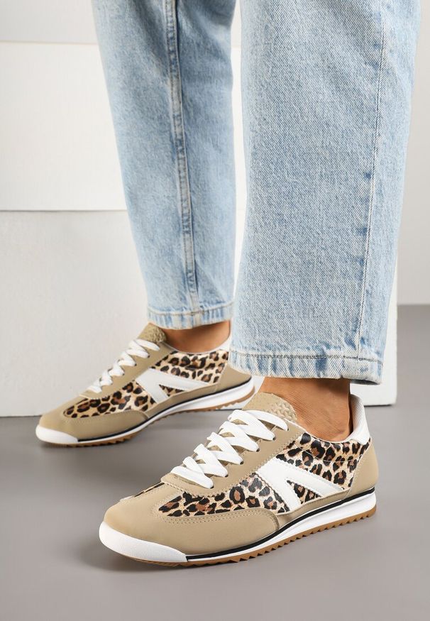 Renee - Panterkowe Sneakersy Ozdobione Geometrycznym Motywem Clevandra. Okazja: na co dzień. Materiał: jeans. Szerokość cholewki: normalna. Wzór: aplikacja, geometria
