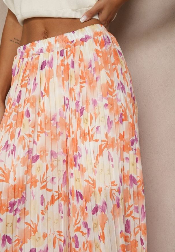 Renee - Pomarańczowe Spodnie High Waist Zdobione Plisami i Kwiatowym Printem Folamea. Okazja: na co dzień. Stan: podwyższony. Kolor: pomarańczowy. Wzór: aplikacja, kwiaty, nadruk. Styl: klasyczny, elegancki, casual