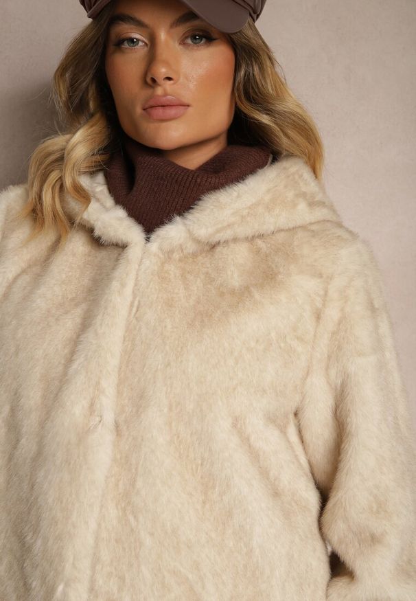 Renee - Jasnobeżowa Kurtka Futerkowa z Kapturem i Podszewką z Polarem Venorin. Okazja: na imprezę, na co dzień. Typ kołnierza: kaptur. Kolor: beżowy. Materiał: polar. Długość rękawa: długi rękaw. Długość: krótkie. Styl: casual