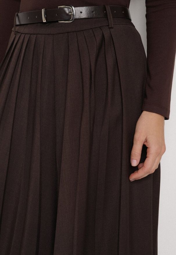 Born2be - Brązowa Wiskozowa Spódnica o Rozkloszowanym Kroju z Paskiem z Klamrą Lawedisa. Okazja: na co dzień, do pracy, na spotkanie biznesowe. Kolor: brązowy. Materiał: wiskoza. Styl: biznesowy, klasyczny, casual, elegancki