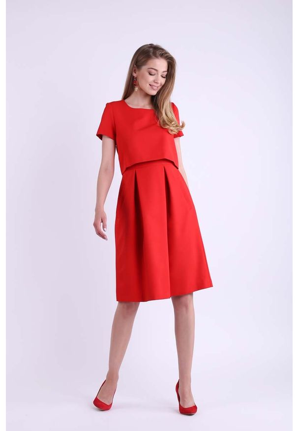 Nommo - Czerwona Wizytowa Rozkloszowana Sukienka z Nakładką. Kolor: czerwony. Materiał: poliester, wiskoza. Styl: wizytowy
