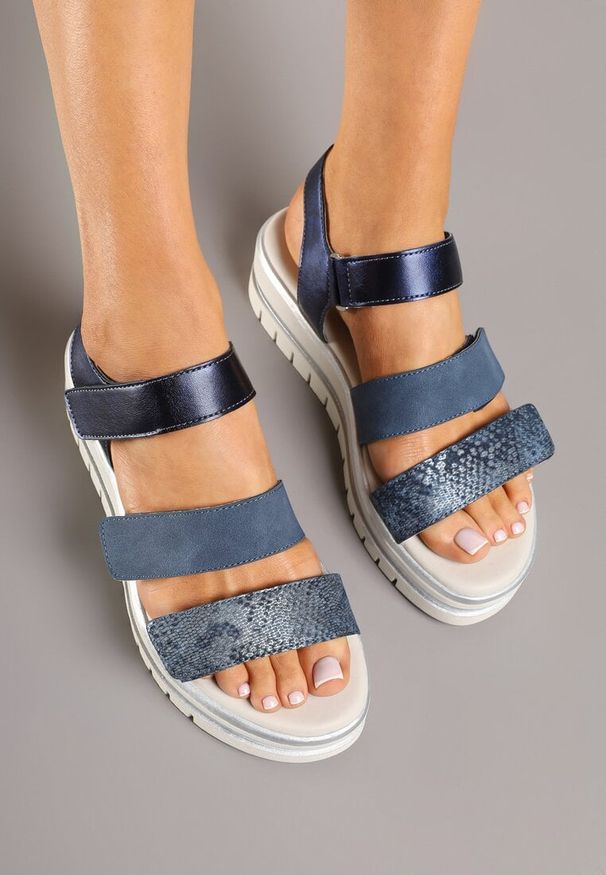 Born2be - Granatowe Sandały na Grubej Podeszwie z Metalicznymi Wstawkami Wenne. Okazja: na co dzień, na spotkanie biznesowe, do pracy. Kolor: niebieski. Styl: biznesowy, casual, elegancki, klasyczny