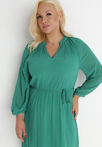 Born2be - Zielona Sukienka z Paskiem Yiridi. Kolor: zielony. Długość rękawa: długi rękaw. Typ sukienki: trapezowe. Długość: midi