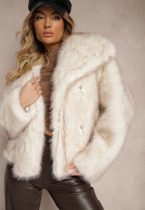 Renee - Jasnobeżowa Elegancka Kurtka Futerko z Kołnierzem Vertirida. Okazja: na co dzień, na spacer. Kolor: beżowy. Materiał: futro. Sezon: zima. Styl: elegancki