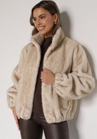 Born2be - Beżowa Kurtka Futerko o Kroju Bomberki z Kieszeniami Tiwedara. Okazja: na co dzień. Typ kołnierza: kołnierzyk stójkowy. Kolor: beżowy. Materiał: futro. Styl: elegancki, casual #4