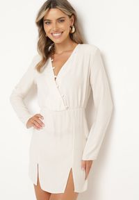 Born2be - Jasnobeżowa Dopasowana Sukienka z Gumką w Pasie Zapinana na Guziki Dimma. Okazja: na co dzień. Kolor: beżowy. Długość rękawa: długi rękaw. Styl: wizytowy, casual #1