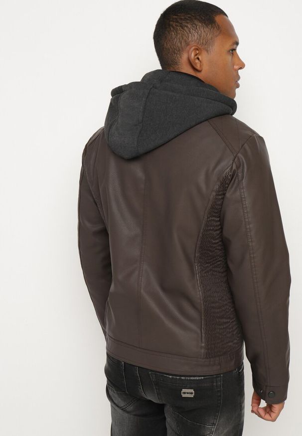 Born2be - Brązowa Kurtka Typu Ramoneska o Prostym Kroju z Odpinanym Kapturem i Kieszeniami Lizzandria. Okazja: na co dzień. Kolor: brązowy. Materiał: jeans. Styl: klasyczny, casual, elegancki