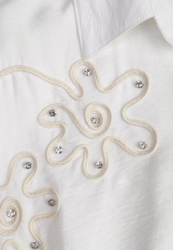 Born2be - Biała Nietoperzowa Koszula z Wiskozy z Haftem i Podpinanymi Rękawami Jilyla. Okazja: na co dzień, do pracy. Kolor: biały. Materiał: wiskoza. Długość: długie. Wzór: haft. Styl: casual, elegancki