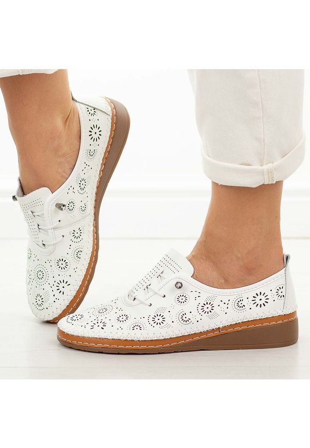 Białe ażurowane skórzane półbuty damskie T.Sokolski w26-77. Okazja: na co dzień. Nosek buta: okrągły. Kolor: biały. Materiał: skóra. Szerokość cholewki: normalna. Sezon: wiosna, lato, jesień. Styl: casual, klasyczny