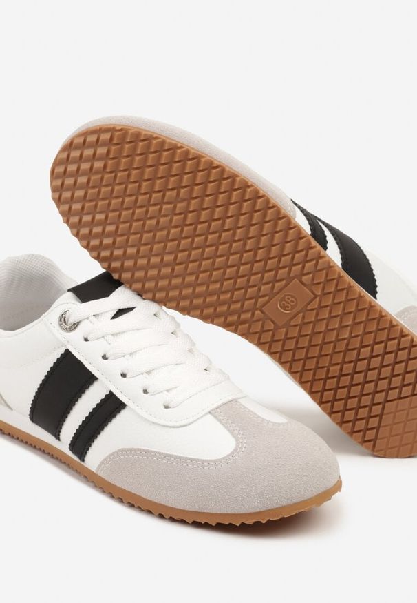 Renee - Białe Sneakersy z Geometrycznymi Paskami Desmira. Okazja: na co dzień. Zapięcie: pasek. Kolor: biały. Materiał: jeans. Wzór: geometria. Obcas: na płaskiej podeszwie