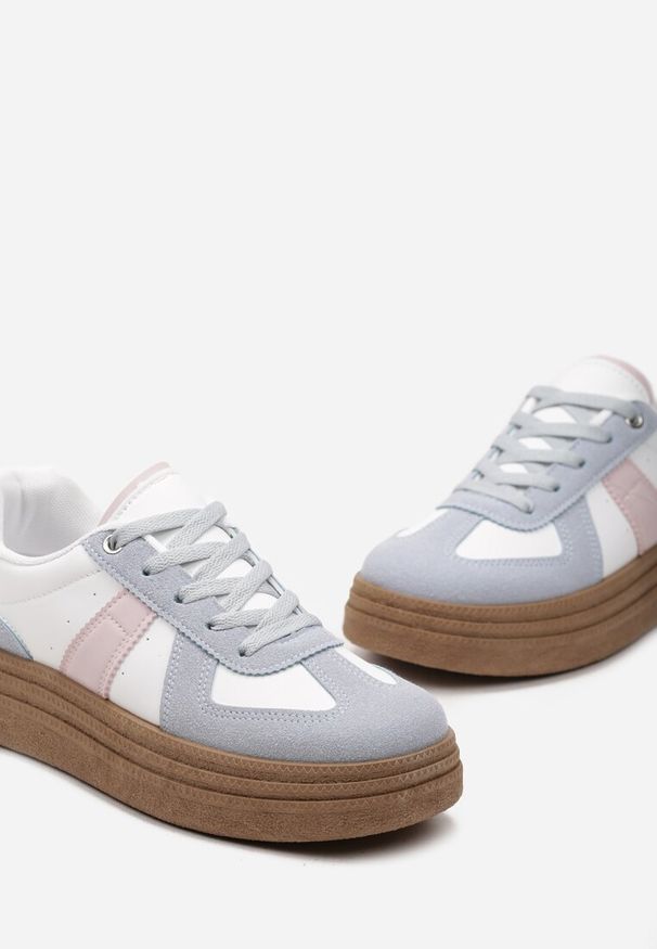 Born2be - Niebiesko-Białe Sneakersy na Niskiej Platformie z Materiałowymi Wstawkami Xeonbia. Kolor: niebieski. Materiał: materiał. Obcas: na platformie