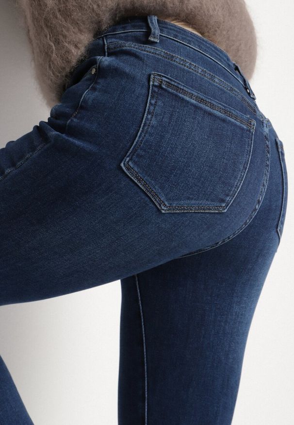 Born2be - Niebieskie Jeansy z Domieszką Wiskozy o Kroju Skinny z Regularnym Stanem Zenisa. Okazja: na co dzień. Kolor: niebieski. Styl: casual