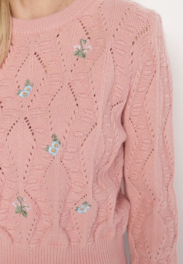 Born2be - Różowy Sweter Ozdobiony Tłoczeniem i Kwiatkami Eretina. Okazja: na co dzień. Kolor: różowy. Materiał: jeans. Wzór: aplikacja, kwiaty. Styl: casual