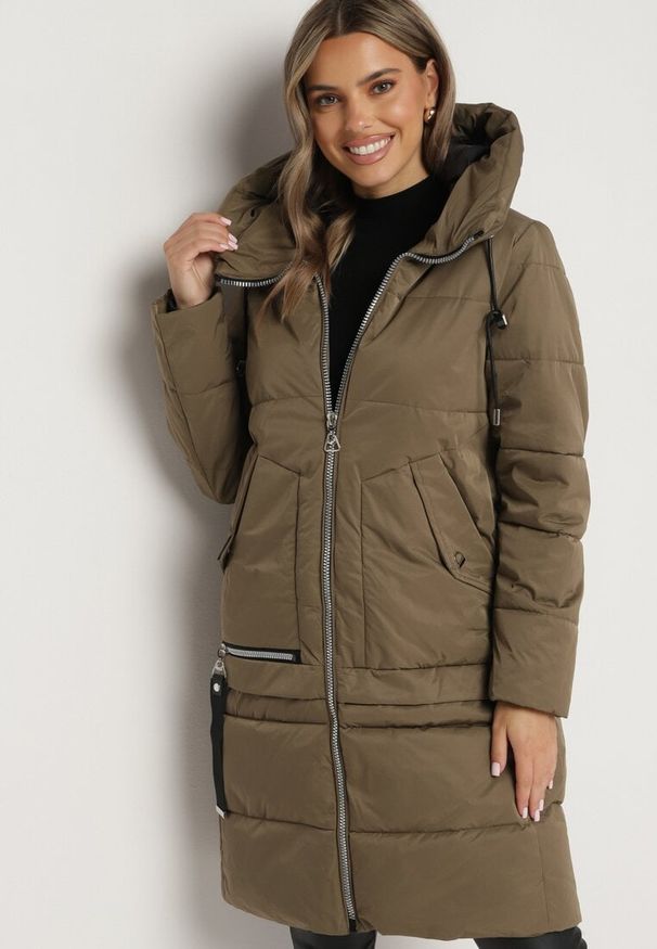 Born2be - Ciemnozielona Pikowana Kurtka z Kapturem Kieszeniami i Ozdobnym Suwakiem Mirorae. Okazja: na spacer, na co dzień. Typ kołnierza: kaptur. Kolor: zielony. Materiał: wełna, jeans. Długość: długie. Sezon: zima. Styl: casual, elegancki