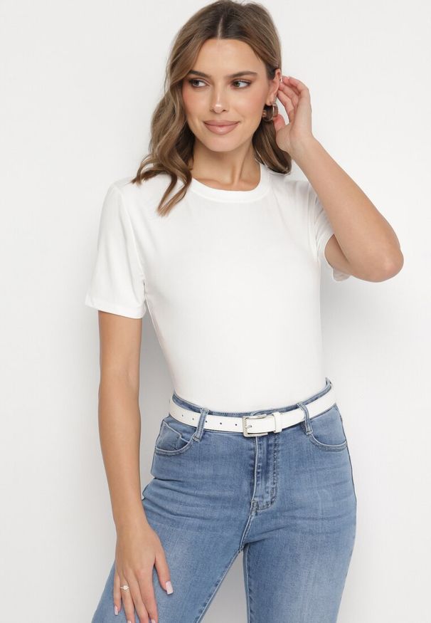 Born2be - Biały Wiskozowy T-shirt w Klasycznym Stylu Arivoria. Okazja: na co dzień. Kolor: biały. Materiał: wiskoza. Wzór: bez wzorów, aplikacja. Styl: klasyczny