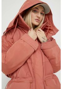 adidas Originals kurtka damska kolor pomarańczowy zimowa oversize. Kolor: pomarańczowy. Materiał: materiał. Sezon: zima #3