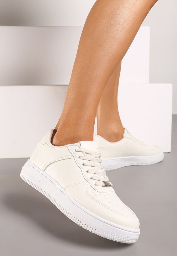 Born2be - Beżowe Sneakersy z Perforacją na Nosku Elletia. Okazja: na co dzień. Zapięcie: sznurówki. Kolor: beżowy. Materiał: bawełna, jeans