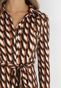 Born2be - Brązowa Sukienka Koszulowa w Geometryczny Wzór Kelsam. Kolor: brązowy. Wzór: geometria. Typ sukienki: koszulowe. Styl: elegancki #6