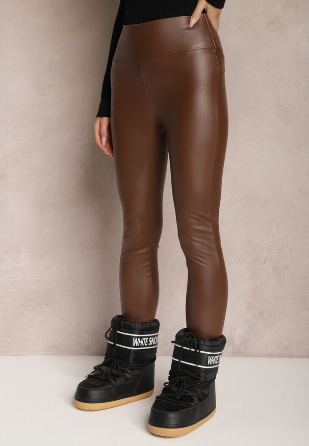 Renee - Brązowe Ocieplane Legginsy z Imitacji Skóry Prasata. Kolor: brązowy. Materiał: polar