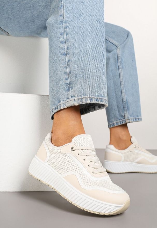 Renee - Beżowo-Białe Sneakersy na Tłoczonej Platformie Wilaria. Okazja: na co dzień. Kolor: beżowy. Materiał: jeans. Obcas: na platformie