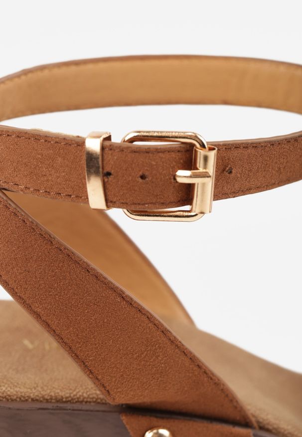 Renee - Brązowe Sandały VICES na Platformie i Koturnie Stylizowanymi na Drewniane z Nitami Danano. Okazja: na co dzień. Zapięcie: sprzączka. Kolor: brązowy. Materiał: jeans. Sezon: lato. Obcas: na koturnie. Styl: retro, casual