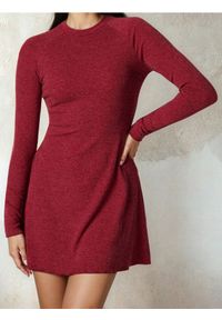 Sinsay - Prążkowana sukienka mini - czerwony. Kolor: czerwony. Materiał: prążkowany. Długość: mini #1