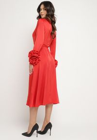 Born2be - Czerwona Sukienka Wieczorowa Ozdobiona Paskiem i Kwiatami 3D Temarita. Kolor: czerwony. Wzór: aplikacja, kwiaty. Styl: wizytowy #4