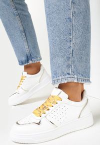 Born2be - Biało-Złote Sneakersy z Błyszczącymi Wstawkami i Dekoracyjnym Sznurowaniem Horustia. Kolor: biały