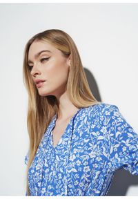 Ochnik - Długa niebieska sukienka w kwiaty. Kolor: niebieski. Materiał: wiskoza. Długość rękawa: krótki rękaw. Wzór: kwiaty. Długość: maxi #3