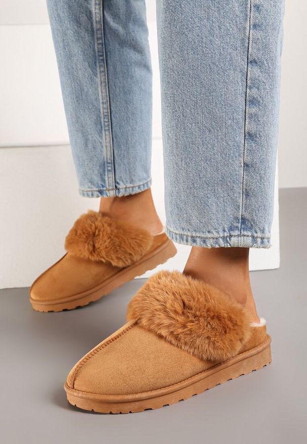 Born2be - Brązowe Wsuwane Kapcie z Imitacji Zamszu z Futrem Boreti. Okazja: do domu. Zapięcie: bez zapięcia. Kolor: brązowy. Materiał: zamsz, futro