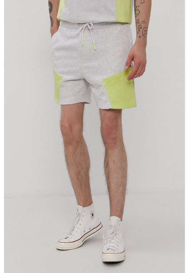 Tommy Jeans - Szorty. Okazja: na co dzień. Kolor: szary. Materiał: bawełna, dzianina. Styl: casual