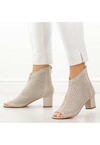 Beżowe sandały damskie na obcasie z zakrytą piętą M.Daszyński 1954-23. Okazja: na co dzień. Kolor: beżowy. Materiał: zamsz. Wzór: ażurowy. Sezon: wiosna, lato. Obcas: na obcasie. Styl: elegancki, klasyczny, casual, wizytowy. Wysokość obcasa: średni #1