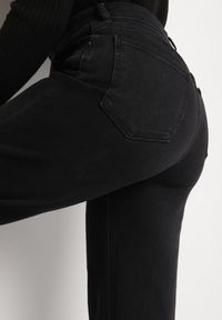 Born2be - Czarne Jeansy o Szerokim Kroju z Regularnym Stanem Isomara. Okazja: na co dzień. Kolor: czarny. Styl: casual, elegancki