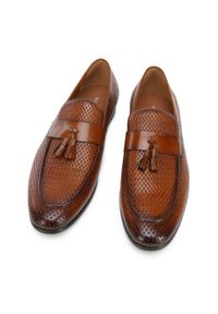 Wittchen - Męskie mokasyny skórzane z plecionką i chwostami brązowe. Kolor: brązowy. Materiał: skóra. Wzór: aplikacja. Sezon: lato. Obcas: na obcasie. Styl: elegancki. Wysokość obcasa: średni #10