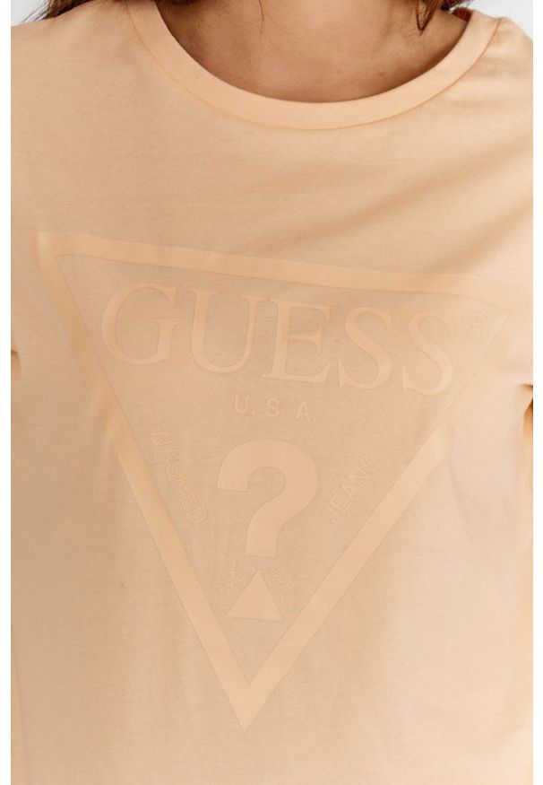 Guess - GUESS Brzoskwiniowy t-shirt damski bawełniany z trójkątnym logo, Rozmiar S. Kolor: pomarańczowy. Materiał: bawełna
