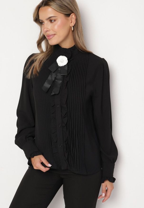 Born2be - Czarna Koszula Ozdobiona Wstążką Kwiatkiem i Stójką Haririna. Okazja: na spotkanie biznesowe. Typ kołnierza: kołnierzyk stójkowy. Kolor: czarny. Długość rękawa: długi rękaw. Długość: długie. Wzór: aplikacja, kwiaty. Styl: elegancki, biznesowy, klasyczny