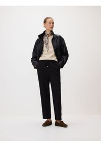 Reserved - Spodnie z kantem - czarny. Kolor: czarny. Materiał: tkanina, wiskoza #1