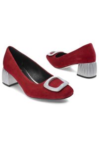 Czerwone Czółenka Espirito Eleganckie Buty Damskie. Zapięcie: klamry. Kolor: czerwony. Materiał: zamsz, skóra. Szerokość cholewki: normalna. Wzór: aplikacja. Obcas: na obcasie. Styl: elegancki. Wysokość obcasa: średni #4