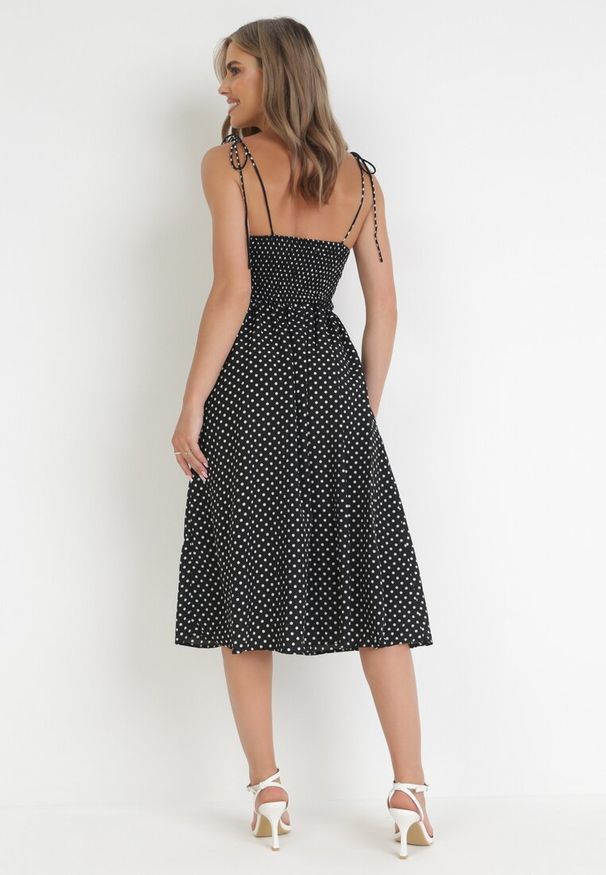 Born2be - Czarna Sukienka Midi w Kropki na Ramiączkach Ionttis. Kolor: czarny. Materiał: tkanina. Długość rękawa: na ramiączkach. Wzór: kropki. Długość: midi