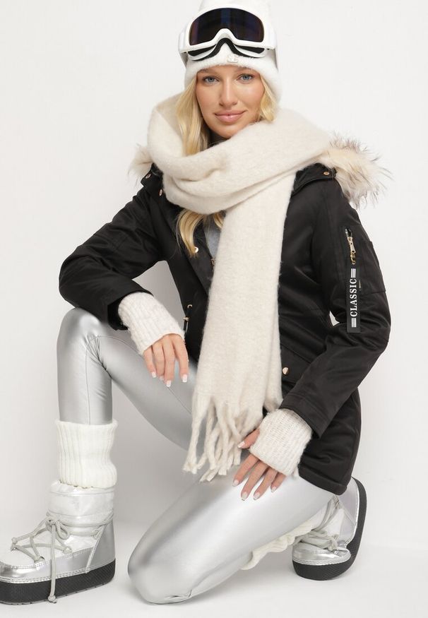 Born2be - Czarno-Beżowa Kurtka Parka z Futerkowym Odpinanym Zdobieniem przy Kapturze Inellae. Okazja: na co dzień. Kolor: czarny. Materiał: futro, jeans, dzianina. Wzór: aplikacja. Styl: elegancki, klasyczny, casual