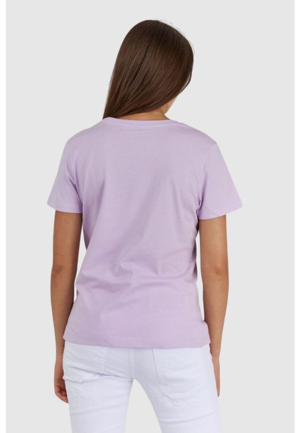 Guess - GUESS Fioletowy t-shirt damski z białym logo, Rozmiar S. Kolor: fioletowy. Materiał: bawełna. Wzór: nadruk