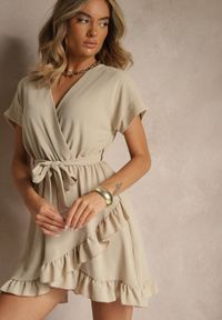 Renee - Beżowa Sukienka o Rozkloszowanym Kroju z Paskiem i Falbanami Addea. Kolor: beżowy. Typ sukienki: rozkloszowane. Styl: elegancki