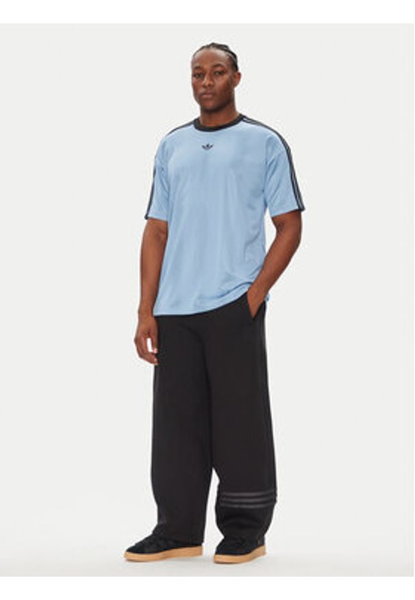 Adidas - adidas T-Shirt adicolor Jacquard JW5879 Błękitny Loose Fit. Kolor: niebieski. Materiał: syntetyk