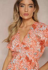 Renee - Pomarańczowa Wiskozowa Sukienka Midi z Krótkimi Rękawami i Głębokim Dekoltem Emsle. Kolor: pomarańczowy. Materiał: wiskoza. Długość rękawa: krótki rękaw. Długość: midi