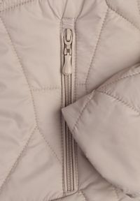 Born2be - Ciemnobeżowa Pikowana Kurtka Przejściowa z Odpinanym Kapturem Ninorwena. Okazja: na co dzień. Kolor: beżowy. Styl: casual, elegancki, klasyczny #2