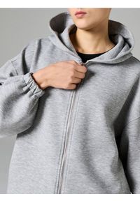 Sinsay - Bluza dresowa z kapturem i ściągaczami - szary. Typ kołnierza: kaptur. Kolor: szary. Materiał: dresówka #1