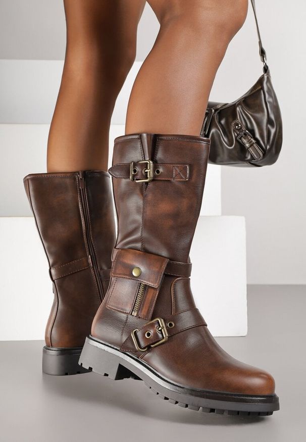 Renee - Brązowe Botki Biker Boots Zdobione Klamerkami i Kieszonką Nalinnea. Okazja: na imprezę, na co dzień. Kolor: brązowy. Materiał: jeans, skóra. Wzór: aplikacja. Styl: elegancki, casual, rockowy