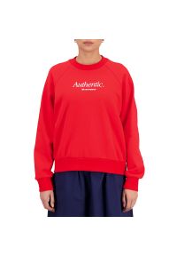 Bluza New Balance WT31557TRD - czerwona. Okazja: na co dzień. Kolor: czerwony. Materiał: materiał, bawełna, dresówka, prążkowany. Wzór: napisy. Styl: klasyczny, casual, elegancki
