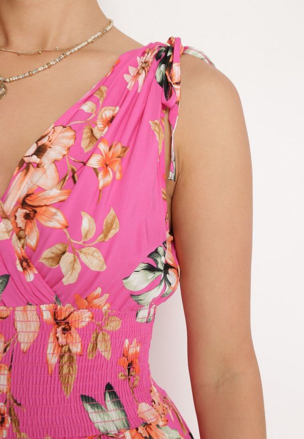 Born2be - Różowa Sukienka w Kwiaty z Gumką w Pasie i Kopertowym Dekoltem Ściągana na Ramionach Saseria. Kolor: różowy. Wzór: kwiaty. Sezon: lato. Typ sukienki: kopertowe